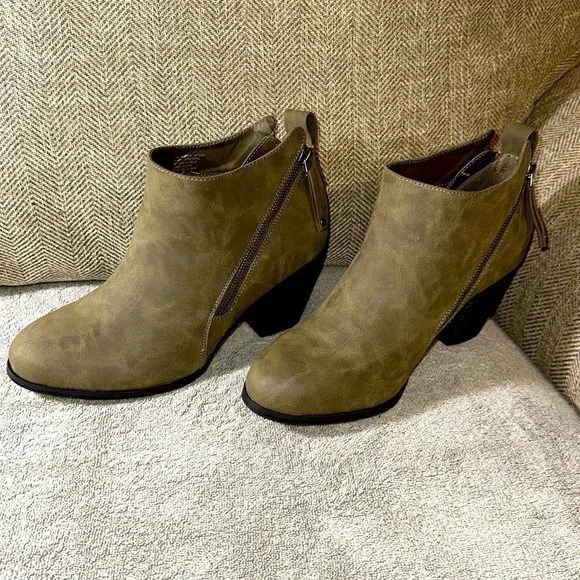 NWOT TORRID Side Zip Heel Bootie Shoes Size WOMEN 10.5WW OLIVE GREEN IN COLOR - Picture 4 of 9